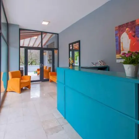 Room Room Motel ספנג'ה