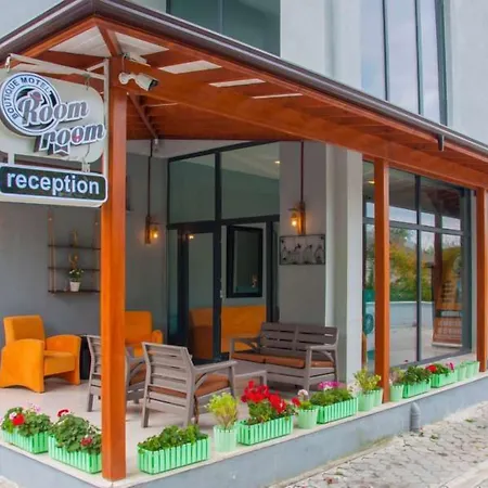 Room Room Motel מלון 3*