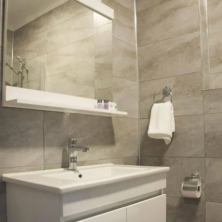 Room Room Motel מלון ספנג'ה